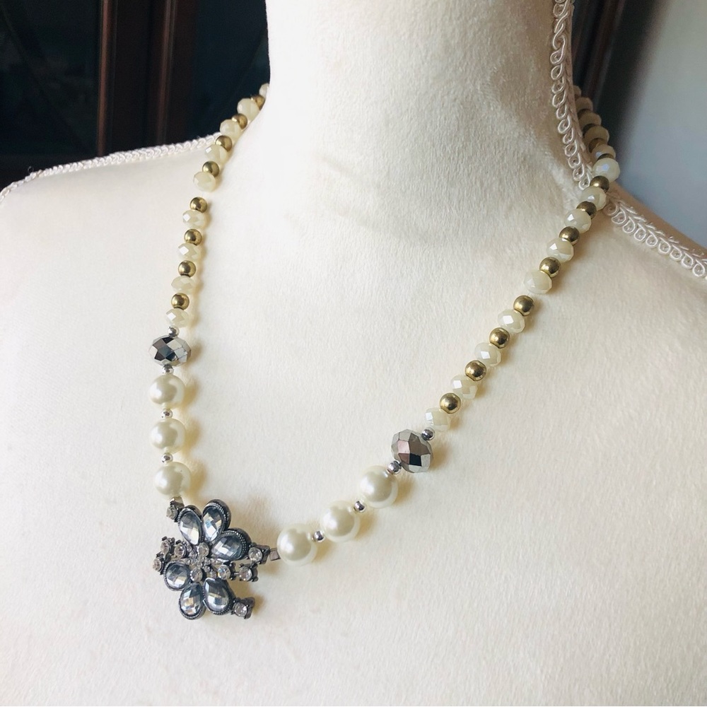 Handcrafted faceted glass bead Pearl floral pendant necklace